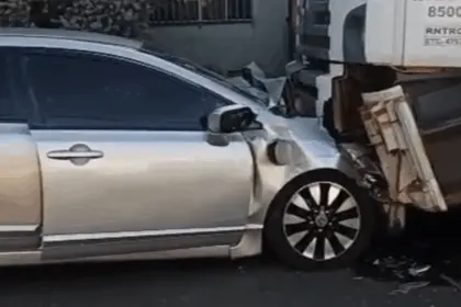 Urgente: Motorista fica gravemente ferido após colidir em caminhão estacionado no oeste de Goianésia