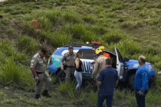 Viatura da Polícia Militar se envolve em acidente na GO-070 e 3 pessoas ficam feridas