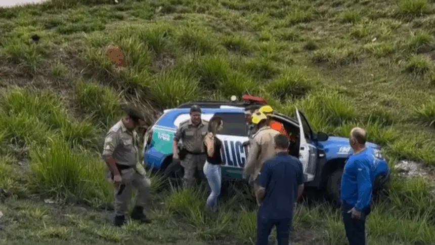 Viatura da Polícia Militar se envolve em acidente na GO-070 e 3 pessoas ficam feridas Viatura da Polícia Militar se envolve em acidente na GO-070 e 3 pessoas ficam feridas