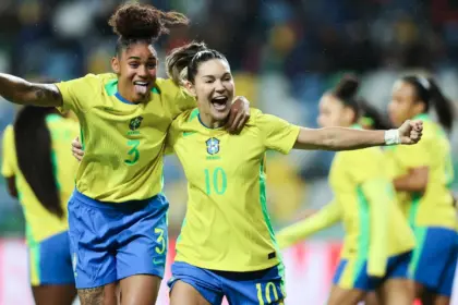 Seleção feminina fecha 2025 com goleada de 5 a 0 sobre Portugal