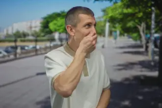 Arroto frequente: 6 possíveis causas e quando procurar um médico