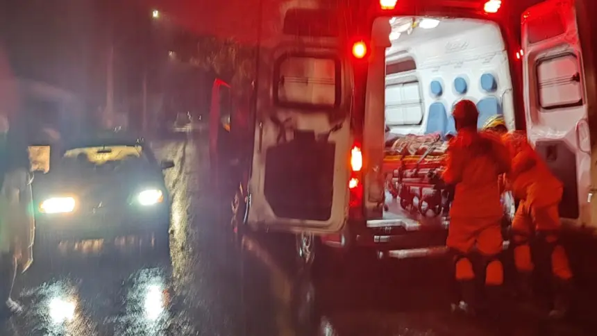 Homem é socorrido pelos bombeiros após atropelamento no Negrinho Carrilho