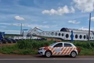 Carga superdimensionada altera o tráfego na BR-153 e BR-452