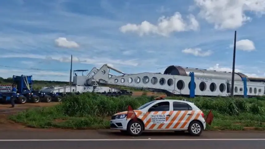 Carga superdimensionada altera o tráfego na BR-153 e BR-452