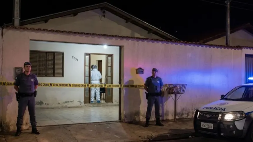 Homem é morto a facadas dentro de residência em Jaraguá