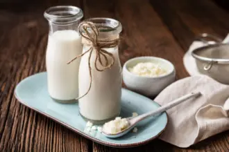 Kefir: 5 benefícios da bebida fermentada que favorece o equilíbrio do organismo 