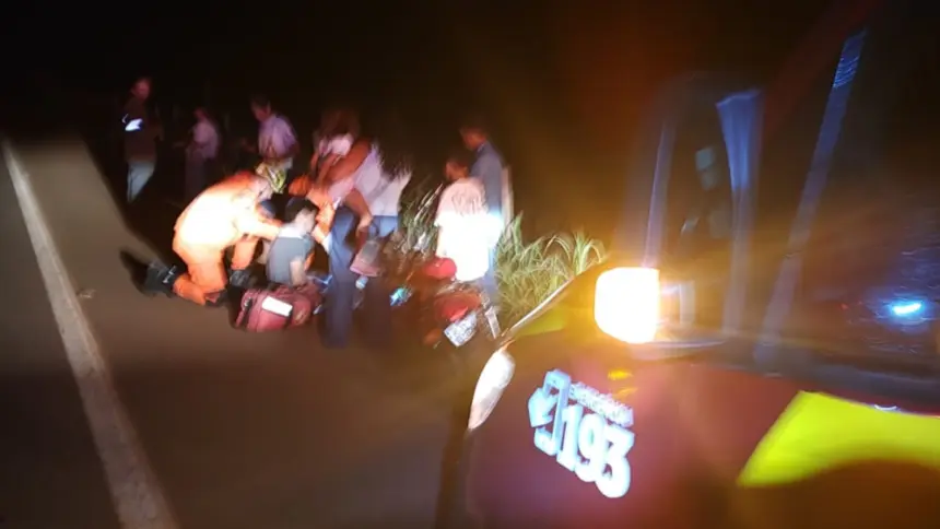Motociclista fica ferido em colisão entre carro e moto na GO-230