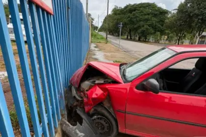 Motorista é preso por dirigir embriagado e colidir com veículo contra portão