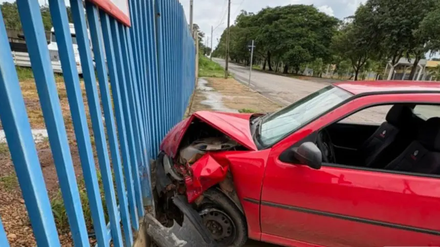 Motorista é preso por dirigir embriagado e colidir com veículo contra portão Motorista é preso por dirigir embriagado e colidir com veículo contra portão