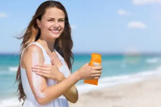 Férias de verão: 10 passos essenciais para proteger a pele e prevenir o câncer