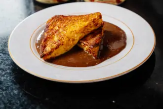 Veja receita de rabanada com creme inglês e pasta de amendoim do chef Henrique Fogaça