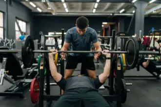 Pegada suicida: entenda os riscos do treino de supino inadequado
