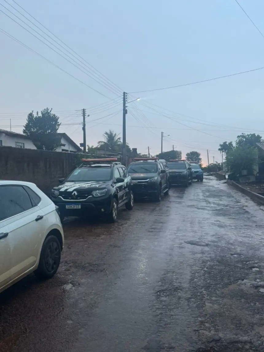 Operação “Shutdown” prende quatro pessoas por tráfico de drogas em Carmo do Rio Verde e resgata aves de rinha