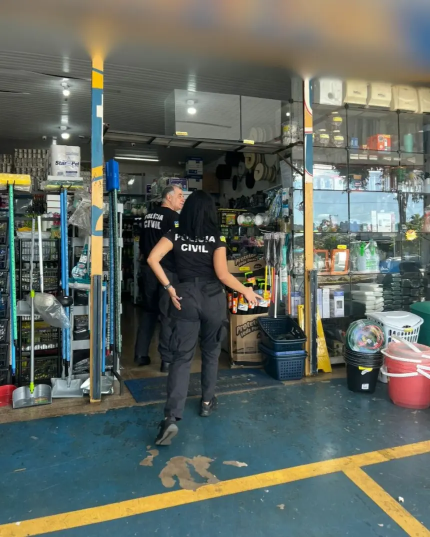 Polícia Civil cumpre buscas em empresa e investiga possível homicídio culposo; vítima morreu após descarga elétrica ao usar enceradeira Polícia Civil cumpre buscas em empresa e investiga possível homicídio culposo; vítima morreu após descarga elétrica ao usar enceradeira