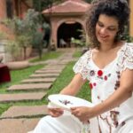 Rosa CanaBrasil usa a ancestralidade para compor suas peças e adereços