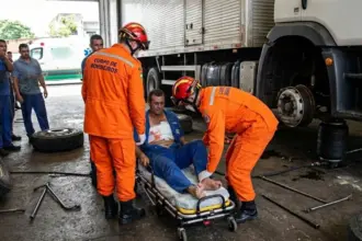 Acidente com caminhão durante troca de pneu deixa trabalhador ferido no norte de Goianésia