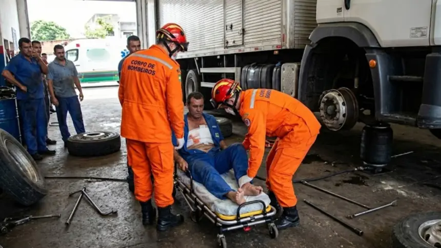 Acidente com caminhão durante troca de pneu deixa trabalhador ferido no norte de Goianésia