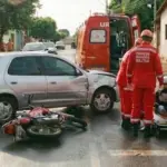 Acidente entre carro e moto deixa motociclista ferida no Jardim do Cerrado