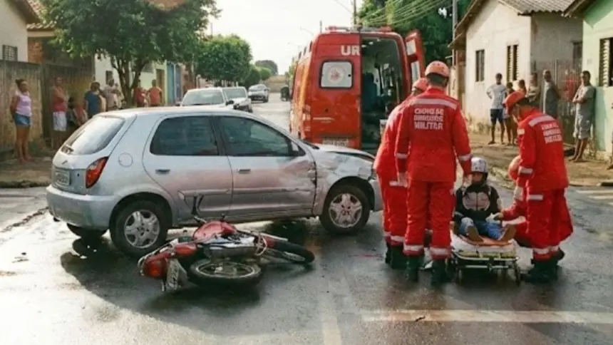 Acidente entre carro e moto deixa motociclista ferida no Jardim do Cerrado