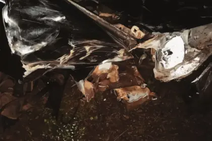 Acidente na GO-080, próximo a Morro Branco, envolve três carros e um ônibus