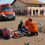 Colisão entre moto e bicicleta deixa motociclista ferida no Bairro Carrilho