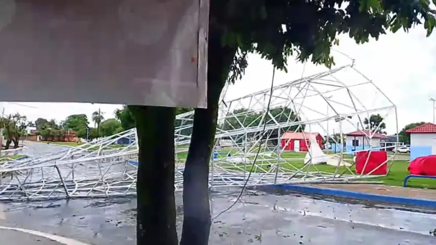Chuva acompanhada de ventos derruba árvore de natal em Vila Propício