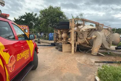 Caminhão bitoneira tomba em rótula da lagoa e mobiliza bombeiros