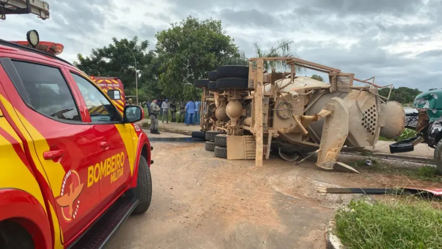 Caminhão bitoneira tomba em rótula da lagoa e mobiliza bombeiros