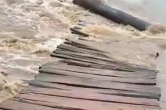 Forte chuva destrói pinguelão no Rio do Peixe e isola moradores da zona rural