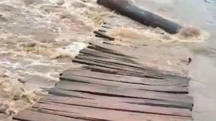 Forte chuva destrói pinguelão no Rio do Peixe e isola moradores da zona rural