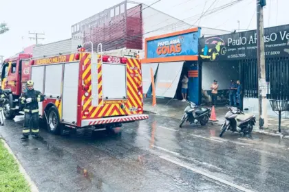 Rompimento de fio de alta tensão causa incêndio e danifica veículos no Centro de Goianésia