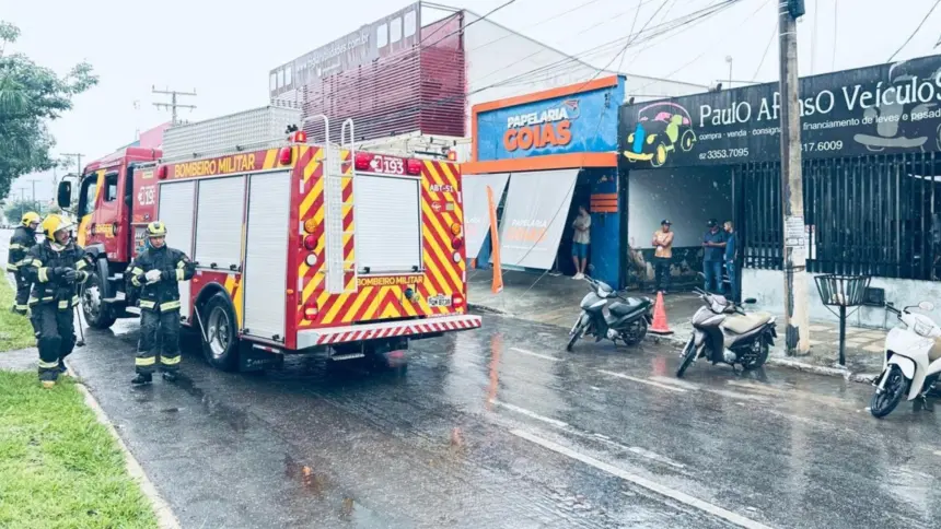 Rompimento de fio de alta tensão causa incêndio e danifica veículos no Centro de Goianésia