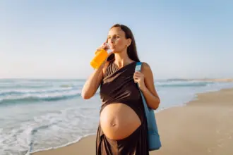 5 cuidados essenciais que toda grávida deve ter na praia