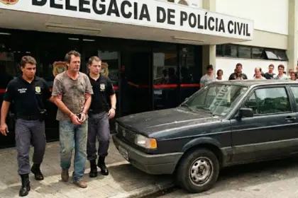 Homem é preso por embriaguez ao volante após estacionar em frente à delegacia