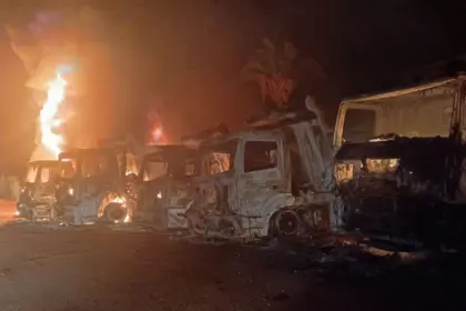 Incêndio criminoso destrói caminhões e máquinas na duplicação da BR-153