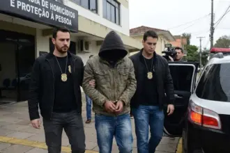 Polícia prende ex-funcionário de supermercado por matar funcionária a facadas