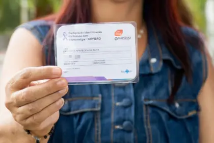 Prefeitura de Goianésia garante direitos de pessoas com fibromialgia com entrega de carteirinhas