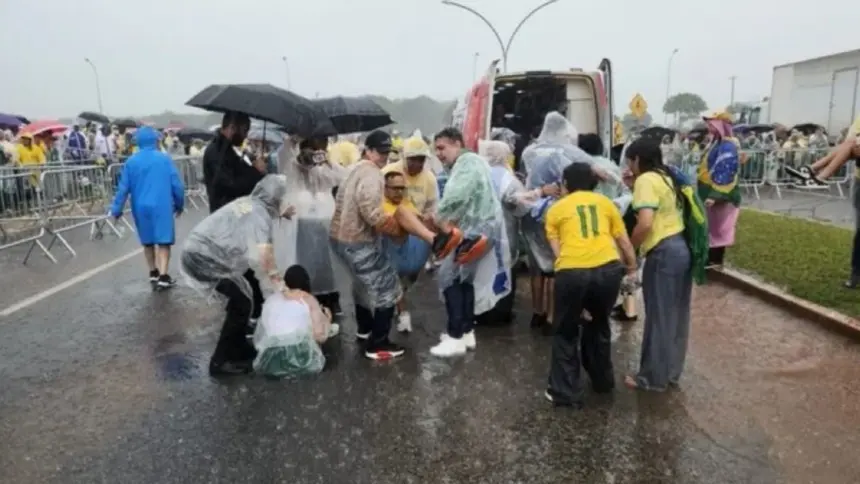 Raio atinge participantes de ato liderado por Nikolas Ferreira em Brasília e deixa dezenas de feridos