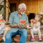 5 dicas para manter a saúde de crianças e idosos no verão