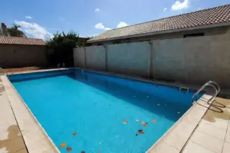 Sinais de que sua piscina precisa de manutenção urgente