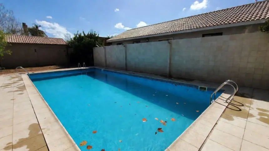 Sinais de que sua piscina precisa de manutenção urgente