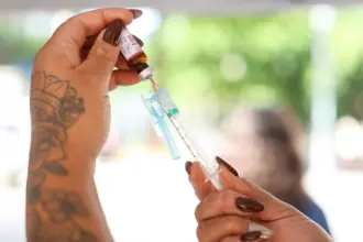 Rio leva vacinação a parques e aeroportos até 12 de fevereiro