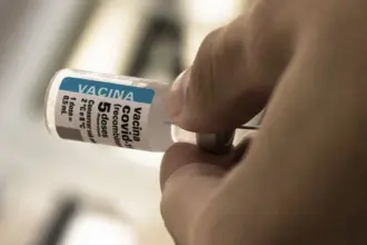 Após cinco anos de vacinação, covid recua, mas ainda preocupa