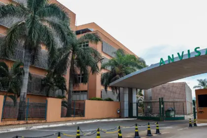 Anvisa proíbe venda de leite condensado e dois suplementos