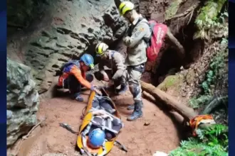Bombeiros de Goianésia realizam resgate complexo em caverna de Vila Propício