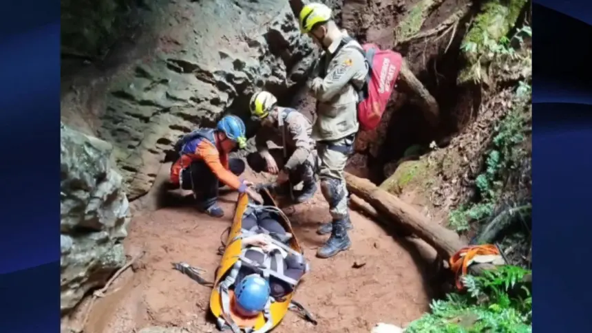 Bombeiros de Goianésia realizam resgate complexo em caverna de Vila Propício Bombeiros de Goianésia realizam resgate complexo em caverna de Vila Propício