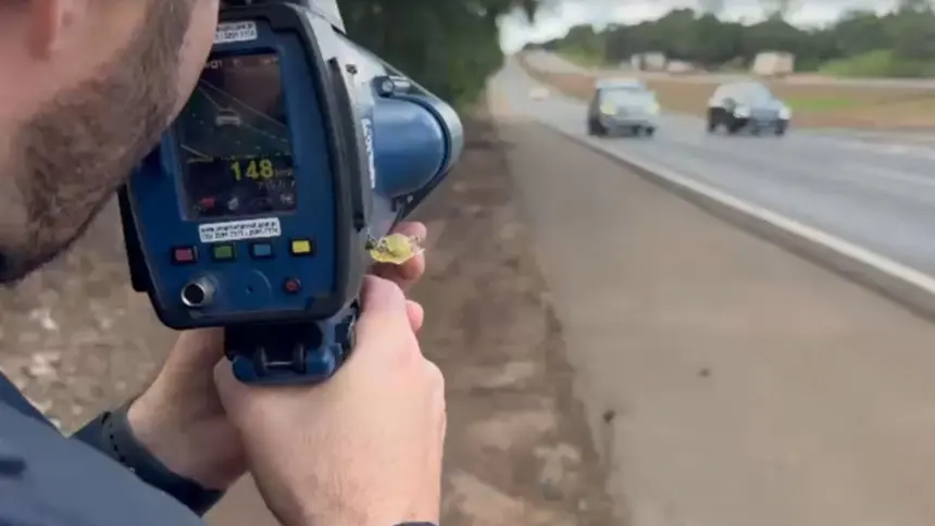 PRF flagra “Festival de Velocidade” no início da Operação Carnaval em Goiás