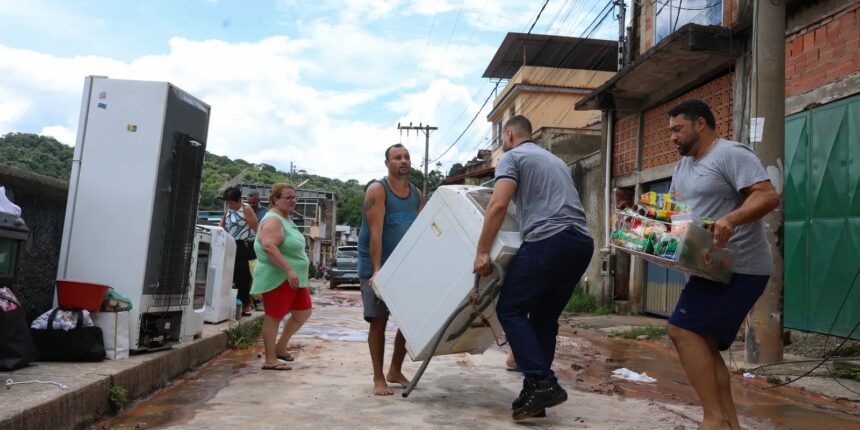 Saúde envia equipes do SUS para áreas atingidas pela chuva em Minas