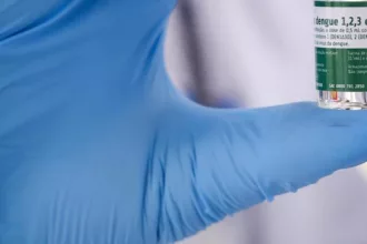 Começa vacinação de 1,2 milhão de profissionais de saúde contra dengue