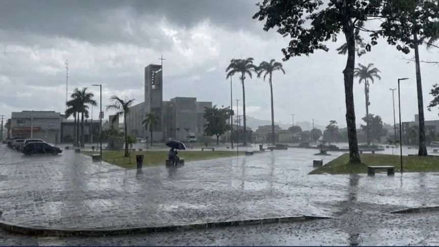 INMET emite alerta de chuvas intensas para Goianésia nesta terça
